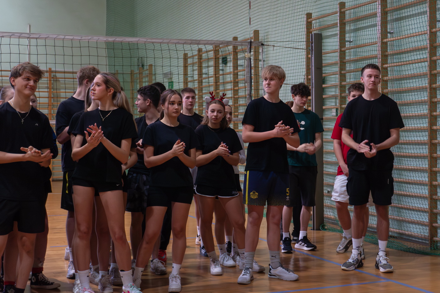 Zdjęcie Mikołajkowy Turniej Piłki Siatkowej 05.12.2025-154e9692a5-907d-4560-9ca6-eb874063fba9.jpg w galerii VI Mikołajkowy Turniej Piłki Siatkowej Trójek